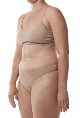 Beyaz arka planda kötü duruşu olan kadın, yakın plan.