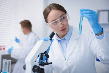 Tıbbi analiz. Laboratuvarda numuneyle çalışan bilim adamı, seçici odaklanma