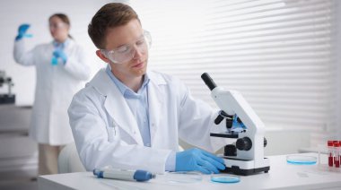 Tıbbi analiz. Laboratuvarda numunelerle çalışan bilim adamları, seçici odaklanma