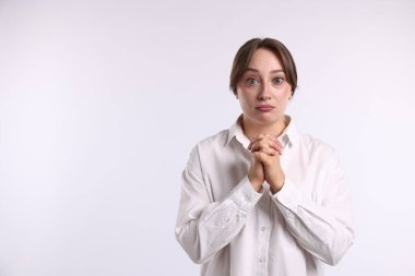 Beyaz arka planda özür dileyen bir kadın. Metin için boşluk