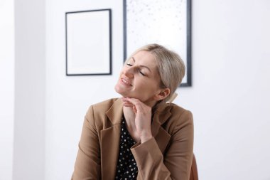 Hayaller gerçek olur. Mutlu kadın içeride bir şeyler düşünüyor.