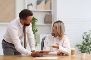 Ofiste tabletle çalışan gülümseyen iş ortakları