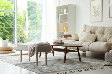 Kahve masası, kanepe, bank ve dekor yemek odasında. İç tasarım