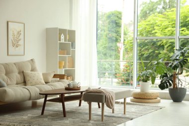 Kahve masası, kanepe, bank ve dekor yemek odasında. İç tasarım