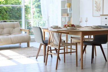 Yemek odasında güzel bir masa, sandalye ve dekor var. İç tasarım