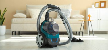 Evin zemininde bir elektrikli süpürge var. Ev aletleri