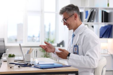 Teletıp. Doktor, bilgisayarla hastayla içeride görüntülü konuşma yapıyor.