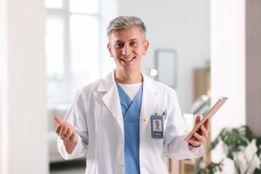 Teletıp. Tabletli doktor hastayla görüntülü görüşme yapıyor.