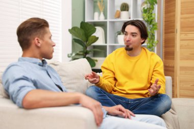 arkadaşlar evde kanepede konuşmayı