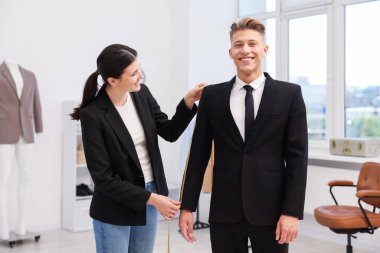 Atölyedeki adama terzi ceketi.