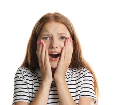 Beyaz arka planda panik atak geçiren genç bir kız.