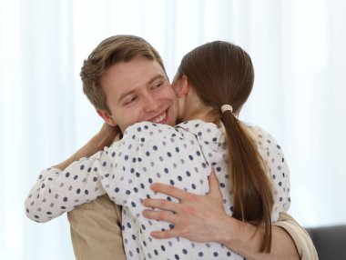 Mutlu çift evde özür diledikten sonra sarılıyor.