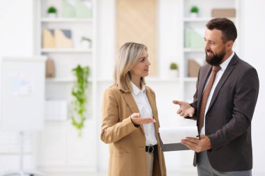 Ofiste toplantı sırasında belgeleri olan iş ortakları konuşuyor. Metin için boşluk