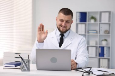 Klinikte bilgisayarla online danışmanlık yapan bir doktor