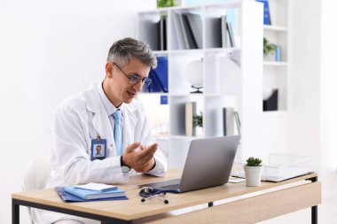 Teletıp. Doktor, bilgisayarla hastayla içeride görüntülü konuşma yapıyor.