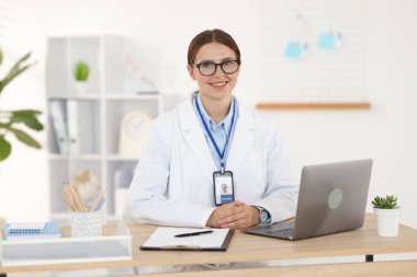 Teletıp. Doktor, bilgisayarla hastayla içeride görüntülü konuşma yapıyor.