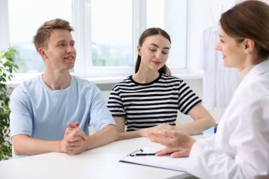 Tüp bebek (tüp bebek). Çiftin üreme kliniğinde doktorla randevusu var.