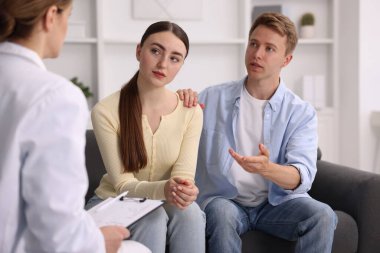 Tüp bebek (tüp bebek). Çiftin üreme kliniğinde doktorla randevusu var.