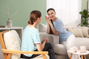 Evde çay içerken arkadaşlar konuşuyor.