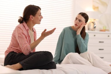 Endişeli bir kadın evde arkadaşını dinliyor.