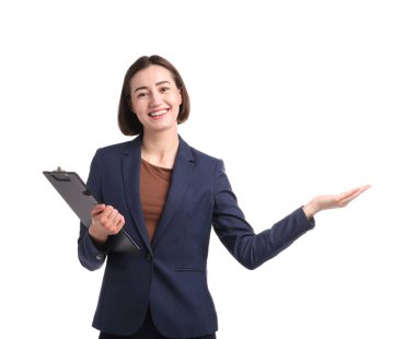 Beyaz arka planda panosu olan üniformalı, gülümseyen ev sahibesi.