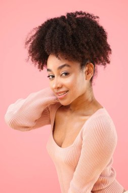 Pembe arka planda güzel Brezilyalı kadın portresi