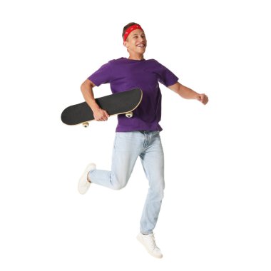 Beyaz arka planda atlayan kaykaylı bir adam.