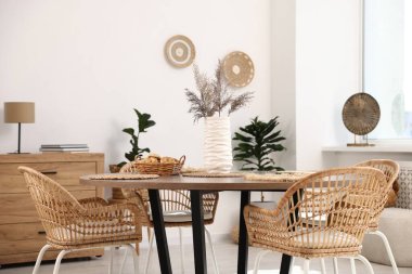 Yemek odasında sandalye ve dekor olan şık bir masa. İç tasarım