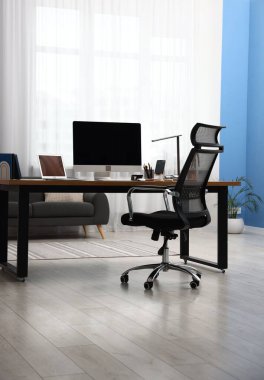 Modern bilgisayarlı, kapalı mekanlı, şık bir iş yeri.