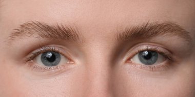 Kaş şekillendirme. Güzel kaşları olan genç bir kadın, yakın plan.