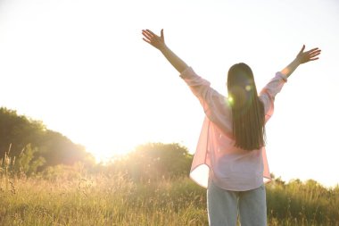 Özgürlüğü hissetmek. Doğada vakit geçiren bir kadın, arka plan. Metin için boşluk