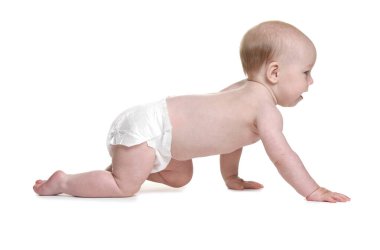 Beyaz arka plan üzerinde sürünerek şirin bebek