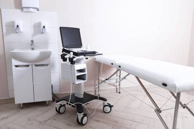 Modern ultrason makinesi, klinikte lavabo ve muayene yatağı