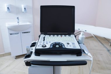 Klinikteki modern ultrason makinesi. Tıbbi ekipman
