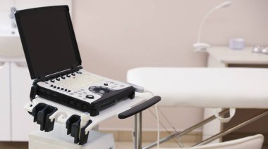 Modern ultrason makinesi ve klinikte muayene yatağı