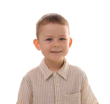 Beyaz arka plan üzerinde gülümseyen çocuk portresi