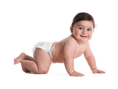 Beyaz arka plan üzerinde sürünerek şirin bebek