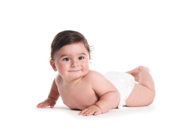 Beyaz arka plan üzerinde sürünerek şirin bebek