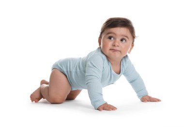 Beyaz arka planda şirin küçük bebek portresi