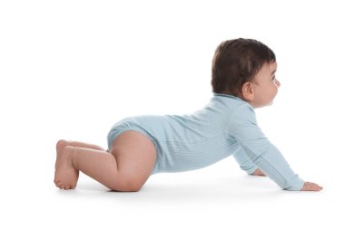 Beyaz arka plan üzerinde sürünerek şirin bebek