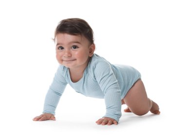 Beyaz arka planda şirin küçük bebek portresi