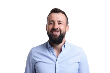 Beyaz arka planda gülen yakışıklı bir adam. Pozitif duygu