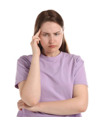 Genç kadın beyaz arka plan üzerinde baş ağrısı muzdarip