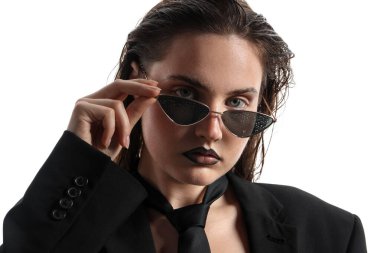 Siyah dudak kalemi olan güzel bir kadın beyaz arka planda ıslak güneş gözlüğü takıyor.