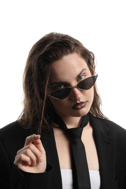 Siyah dudak kalemi olan güzel bir kadın beyaz arka planda ıslak güneş gözlüğü takıyor.