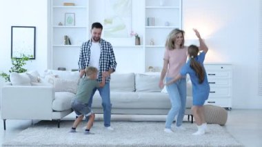 Mutlu aile evdeki kanepenin yanında eğleniyor.