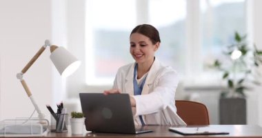 Teletıp. Doktor, bilgisayarla hastayla içeride görüntülü konuşma yapıyor.