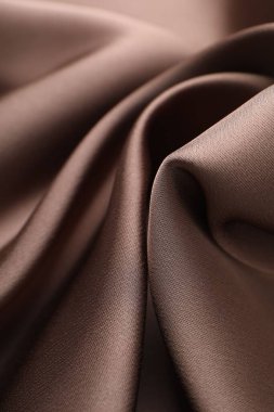Arkaplan olarak buruşuk açık kahverengi ipek kumaş, yakın plan