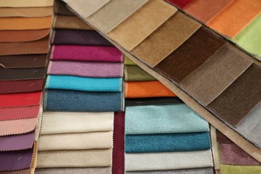 Arka plan olarak farklı kumaşlardan örnekler, görünümün üzerinde