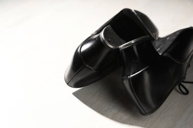 Beyaz ahşap zeminde step dansı için bir çift ayakkabı, yakın plan. Metin için boşluk